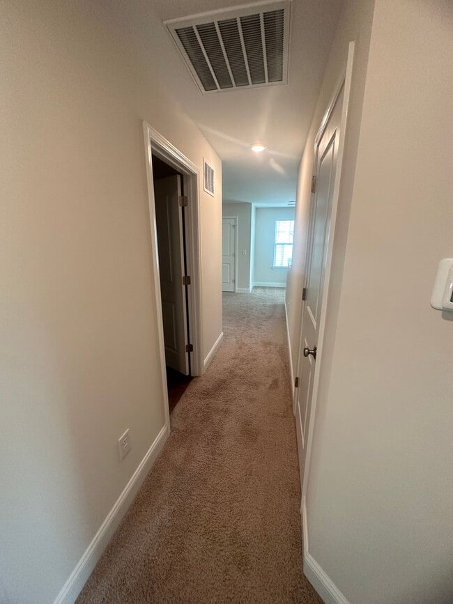 Building Photo - Spacious 4BR 3BA home in Northern Greensboro