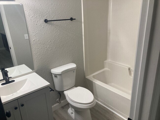 Building Photo - 2 Bedroom , 1 Bathroom Apartment!