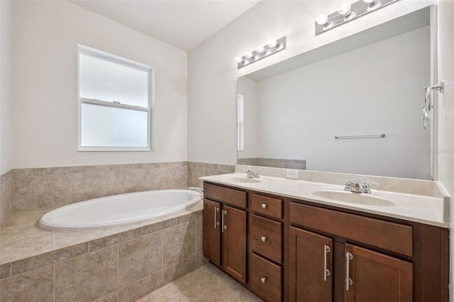 Building Photo - 1310 Oakcrest Ct