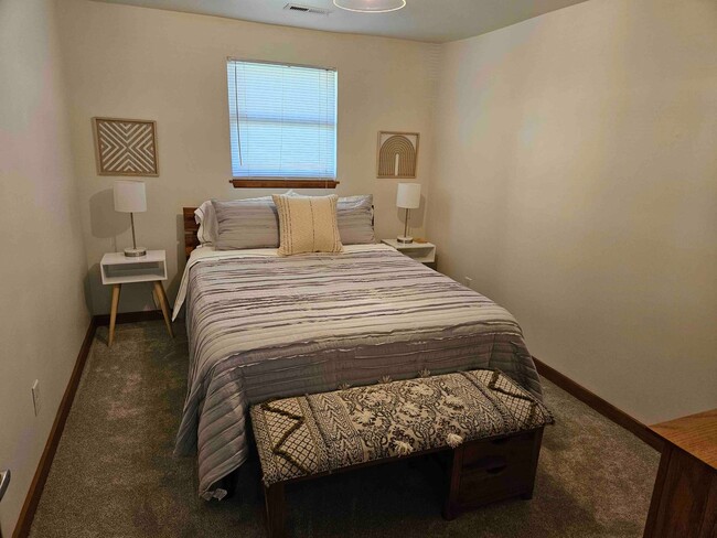 Building Photo - Fully Furnished, Beautiful Decor - 3BR / 1BA