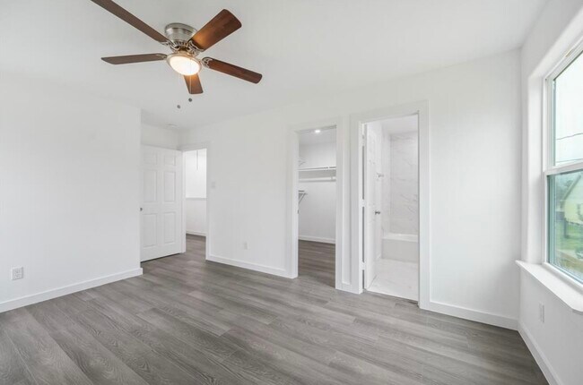 Building Photo - 7804 Crestview Dr