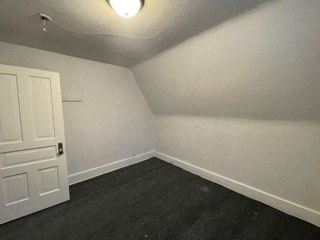 Building Photo - Three Bedroom Home in Kalamazoo