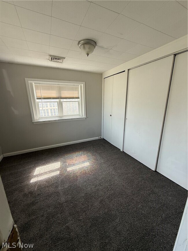 Building Photo - 1818 Schiller Ave