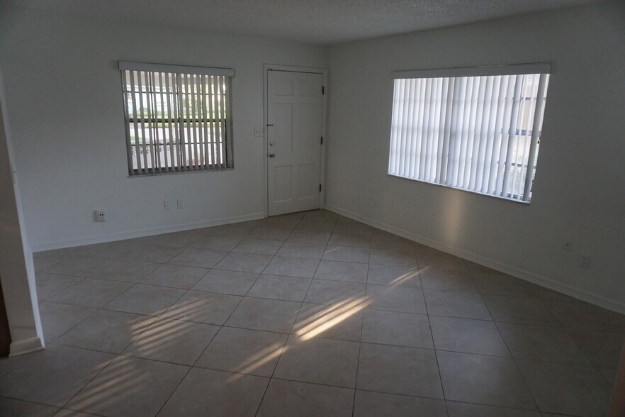 family room - 2007 E Jefferson Street