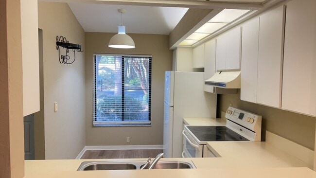 Building Photo - Great 2/2 In Woodcreek Village-Sublease
