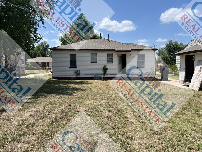 Building Photo - Charming 2 Bedroom