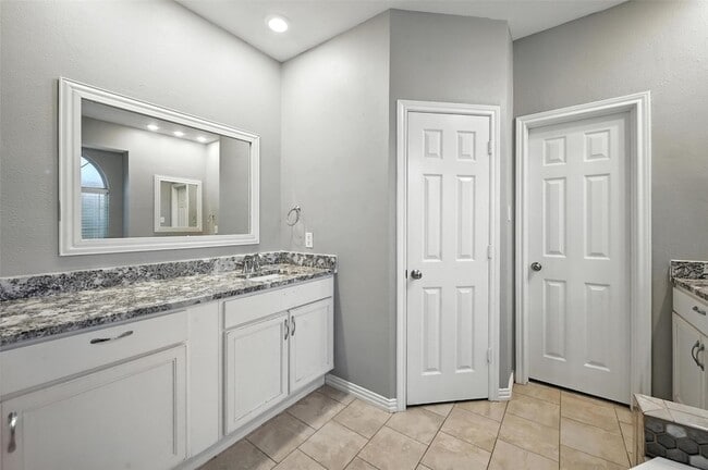 Building Photo - 312 Larkspur Ct