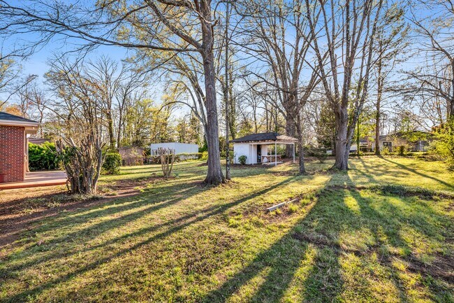 Building Photo - NW - Large Brick Ranch, Updated, Hardwoods, LR, DR, Den, Two Decorative Fire Places, Fenced, Stor...