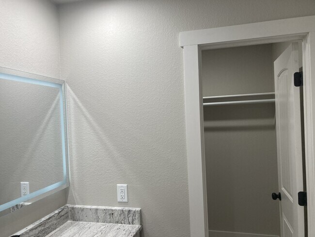 Building Photo - 10423 Preston Ct