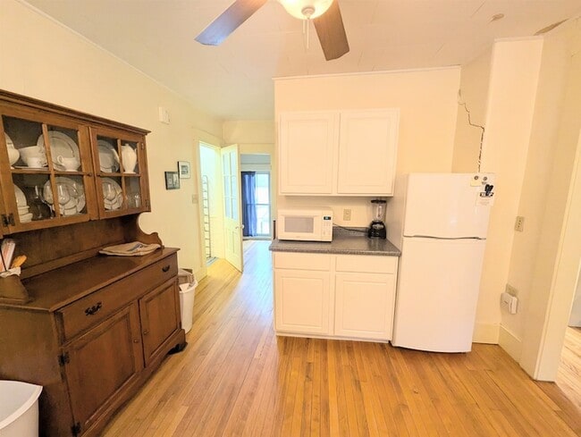 Building Photo - 613 Summer St