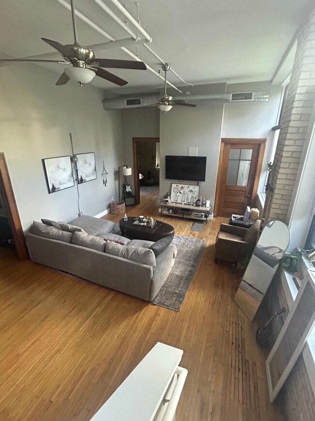 Building Photo - 2 bed/ 1 bath corner condo