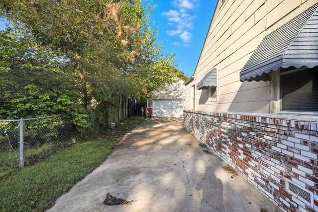 Building Photo - 1644 S Knoxville Ave