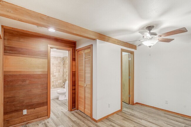 Building Photo - Wilderness One Bedroom Available 7/7!  Close to hiking trails and great amenities.  Amazing SUN!
