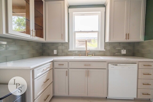 Building Photo - Beautifully Updated Fresno Tower Home, 3BR/2BA, plus Solar!!