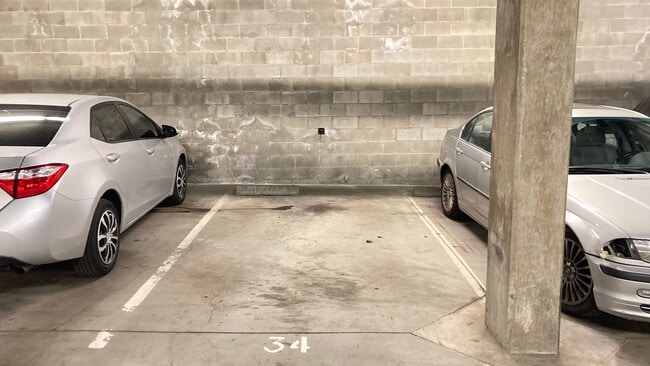 Building Photo - Large Terrace near Lake Merritt - In-unit Washer & Dryer