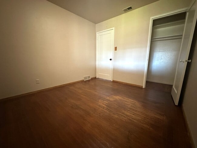 Building Photo - Lovely 3 Bed, 1 Bath with large backyard