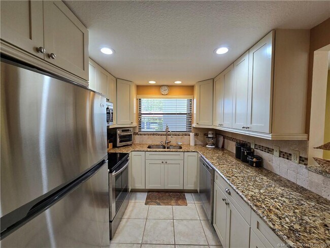 Building Photo - 6041 SE Landing Way