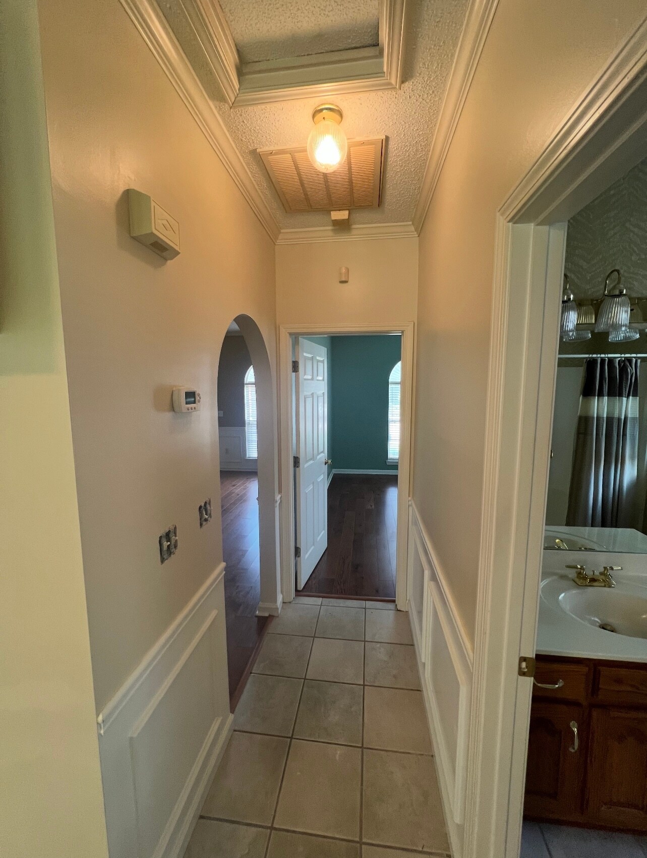 Building Photo - 1694 Red Oak Dr