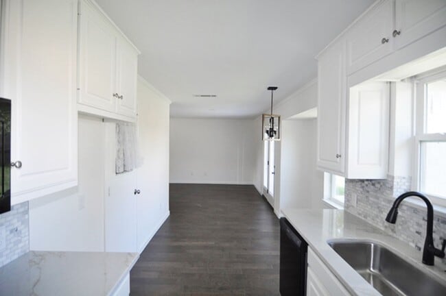 Building Photo - 132 Navajo Dr