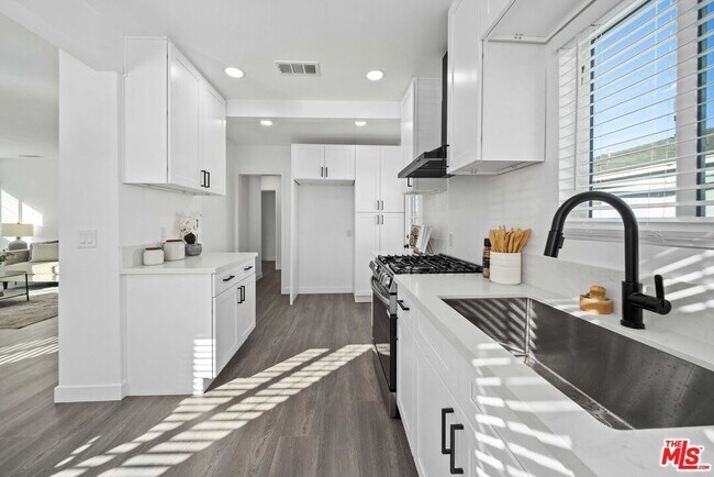 Building Photo - 1368 W Summerland Ave