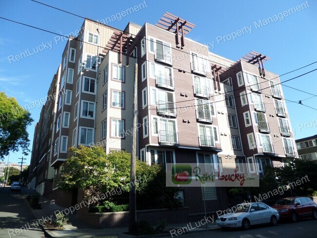 Building Photo - GORGEOUS & LARGE 1-Bedroom Unit w/Office N...
