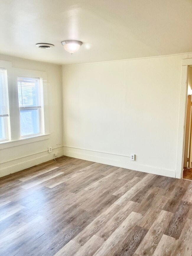 Building Photo - CAROLINE 209-211