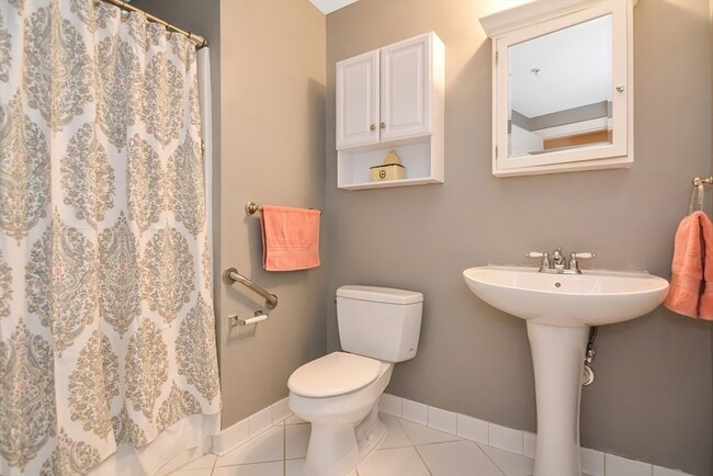 Building Photo - 614 Pond St