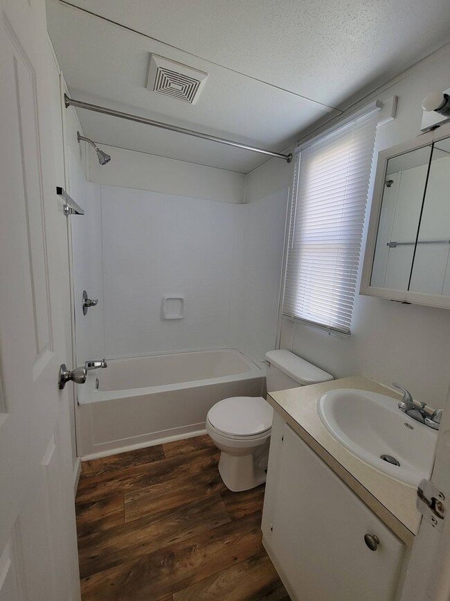 Building Photo - Ready to Move in