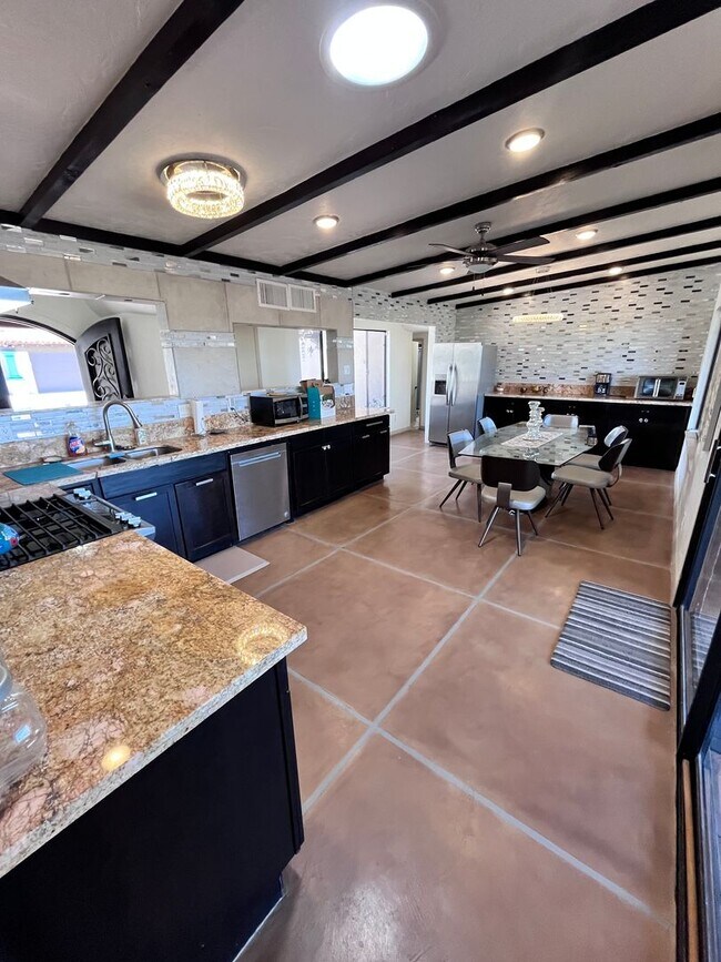 Building Photo - Catalina Foothills- 3 bedroom/ 3 bathroom ...