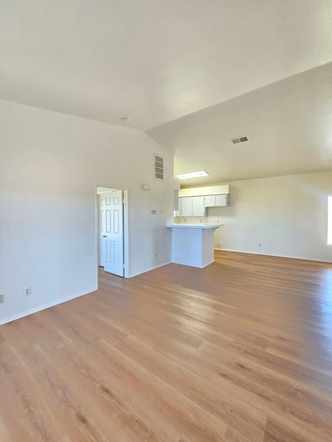Building Photo - Upstairs/ Spacious/ 2 bedrooms / 2 bathrooms