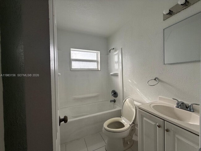 Building Photo - 1513 NW 15th Ave