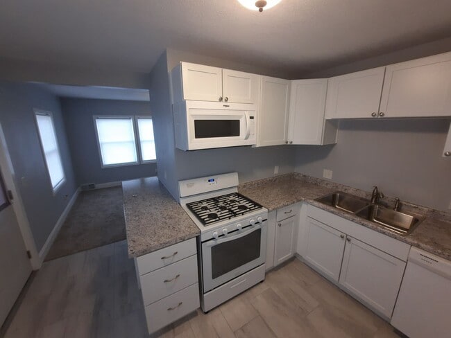 Building Photo - 2 Bedroom 1 Bathroom