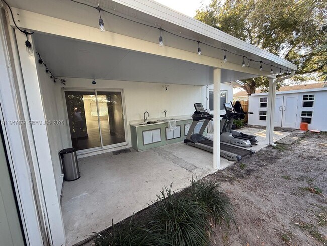 Building Photo - 6891 Scott St