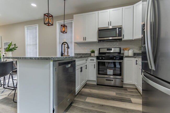 Building Photo - Spacious 6-Bedroom Home – Perfect for Large Families or Groups!