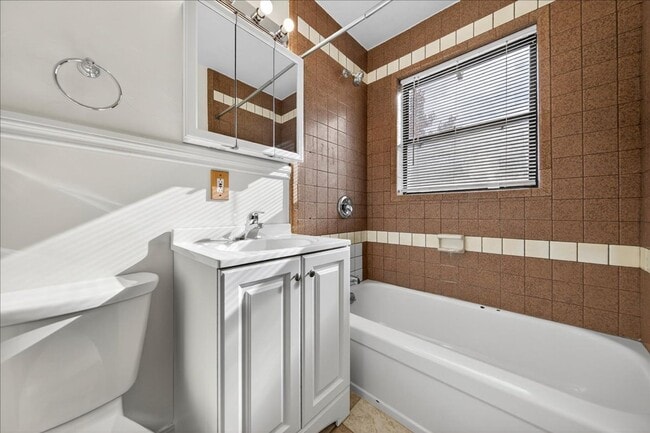 Building Photo - Spacious 4-Bedroom Home Minutes from Downt...