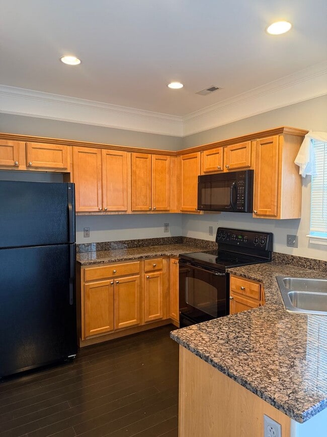 Building Photo - Close to Percy Priest Lake