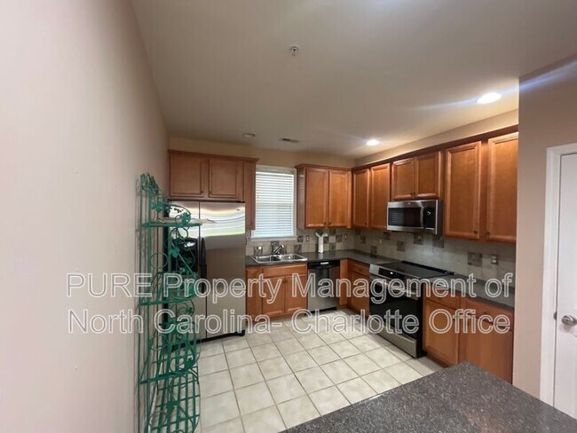 Building Photo - 8915 Rosalyn Glen Rd