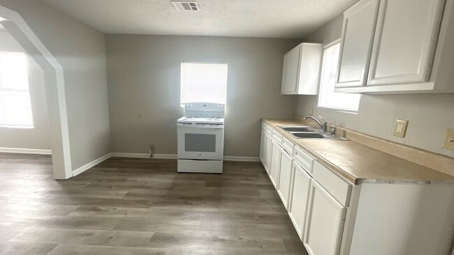 Building Photo - 918 3rd Ave S