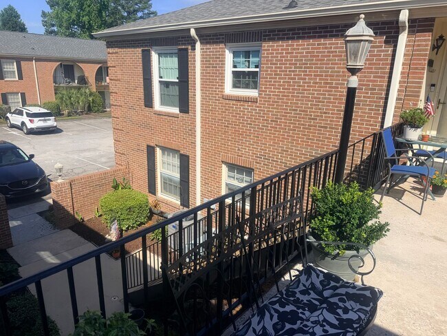 Building Photo - 5516 Lakeshore Dr