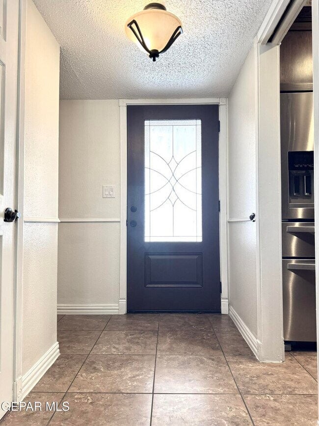 Building Photo - 10288 Lakeview Dr