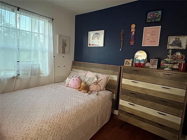 Building Photo - 4110 NE 24th St