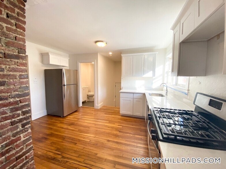 Building Photo - 183 Hillside St