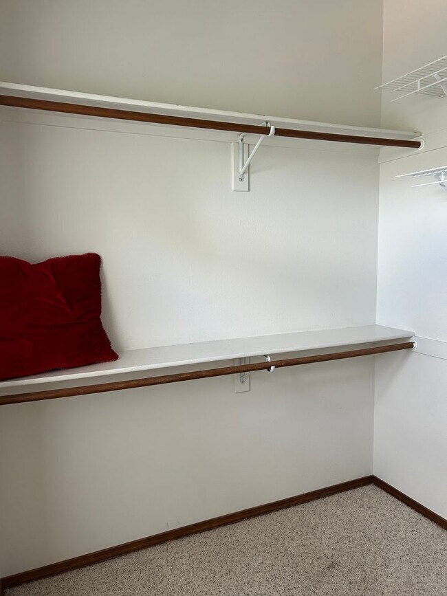 Building Photo - Broadmoor Glen 4 bedroom home