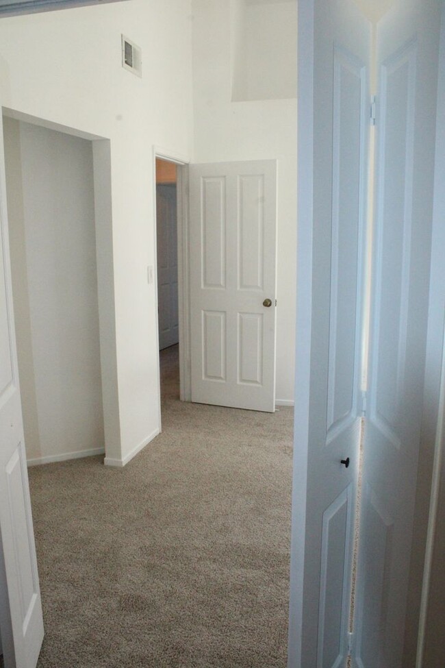 Building Photo - Single Story 3 Bedroom, 2 1/2 Bathroom Tow...