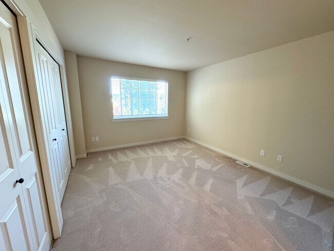 Building Photo - Spacious 2 bedroom 2 1/2 bath Plus Den  to...