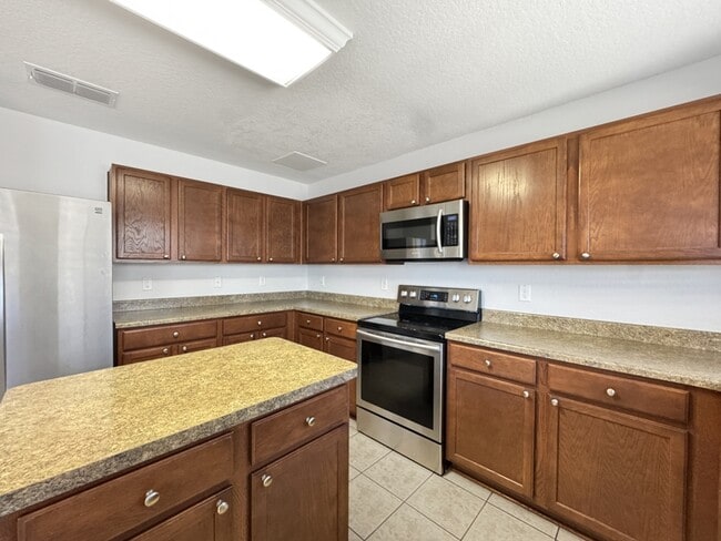 Building Photo - 8139 Ashwood Pointe