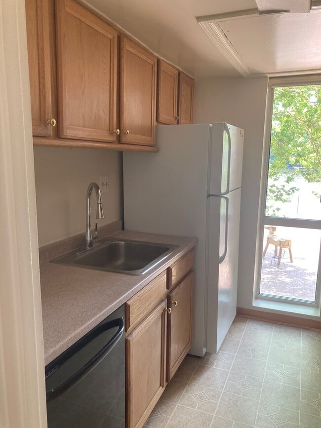 Building Photo - Impeccable 2 Bed 2 Bath Condo With Breatht...
