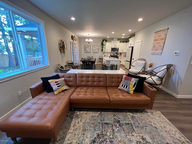 Building Photo - 2311 Quail Run Ln S