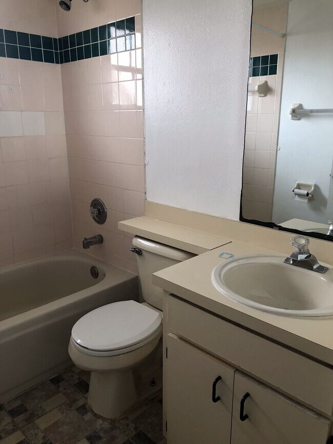 Building Photo - 3 Bed 2 Bath Home | Pet Friendly with Fenced Yard | Washer Dryer Hook Ups | Section 8 Welcome