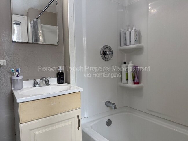 Building Photo - 606 5th St S